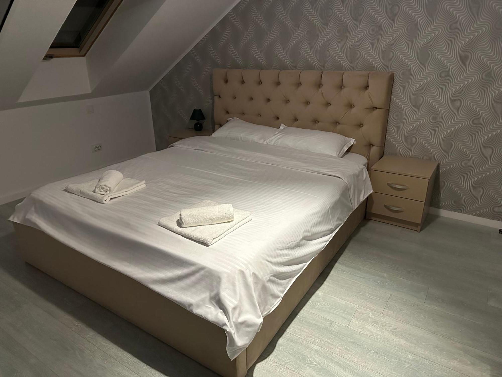 Toscana Apartments โอโตเปนี ภายนอก รูปภาพ