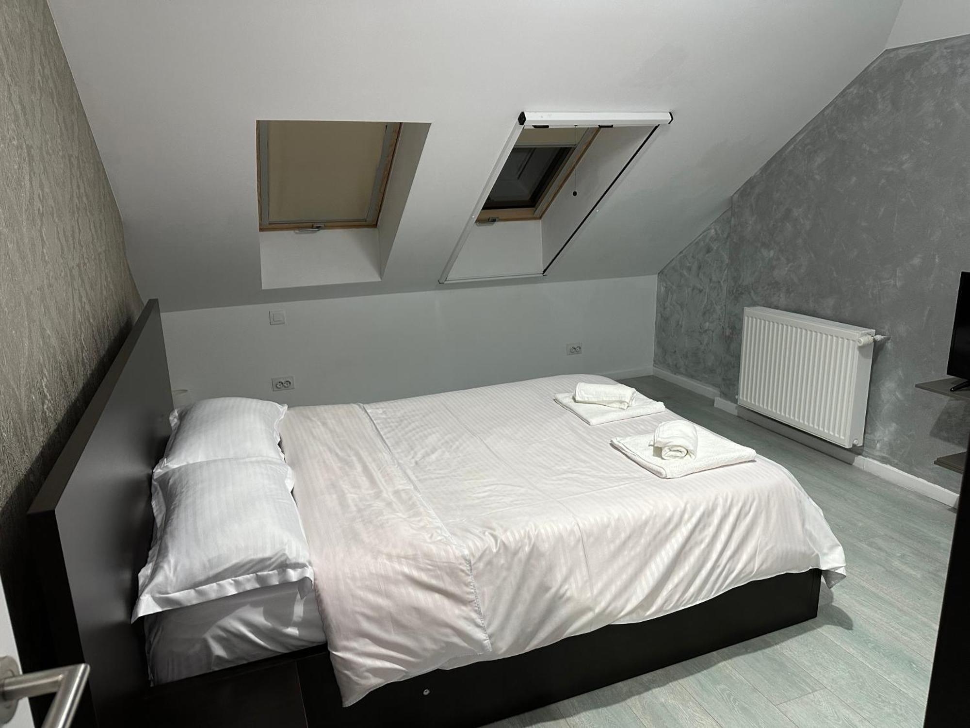 Toscana Apartments โอโตเปนี ภายนอก รูปภาพ