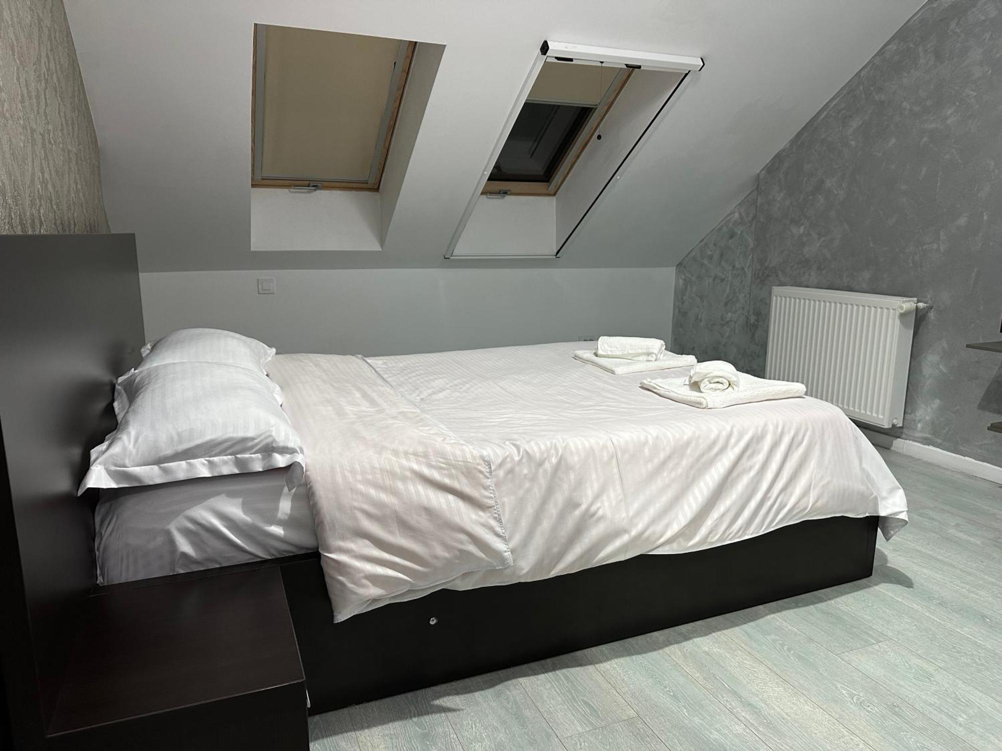 Toscana Apartments โอโตเปนี ภายนอก รูปภาพ
